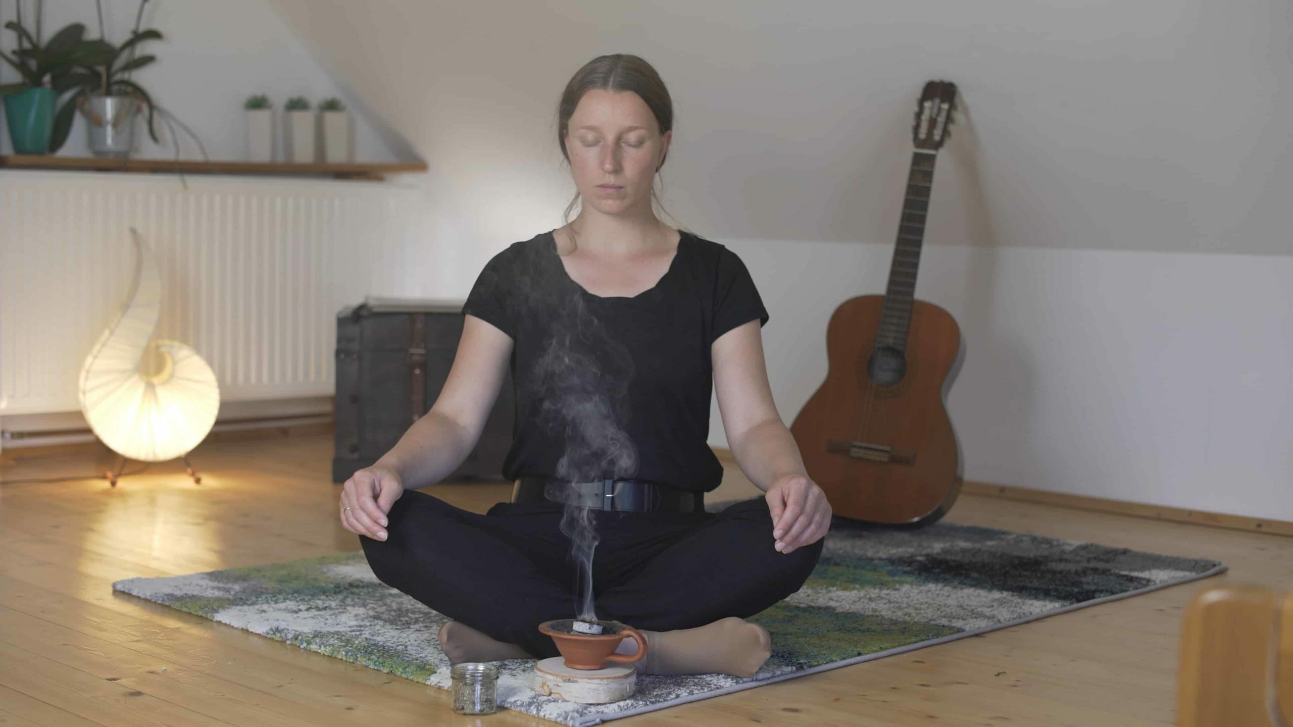 Gerda Holzmann raeuchert mit Wildkraeutern und reinigt so die Raumenergie.