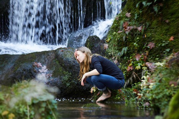Biologin Gerda Holzmann erfrischt sich am Wasser eines Wasserfalls im Waldviertel.