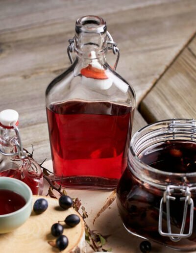 Wildkraeuterexpertin Gerda Holzmann verrät ihr Rezept für den selbstgemachten Schlehenlikoer.