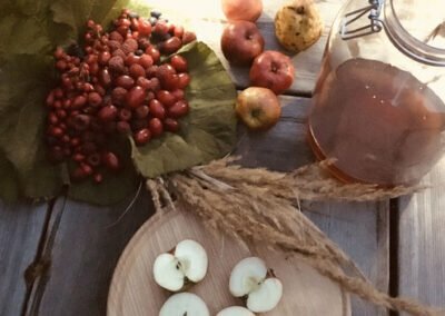 Wildkraeuterexpertin Gerda Holzmann zeigt hier die Zutaten für das Hausmittel Sauerhonig Oxymel.