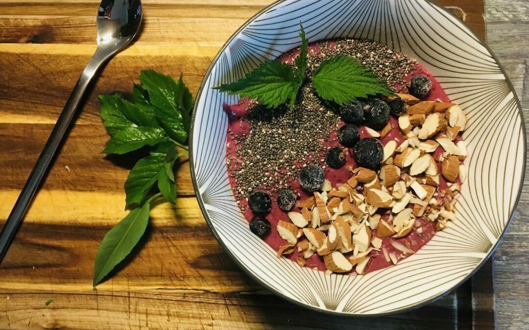 Smoothie Bowl mit Wildkräutern und Johannisbeeren