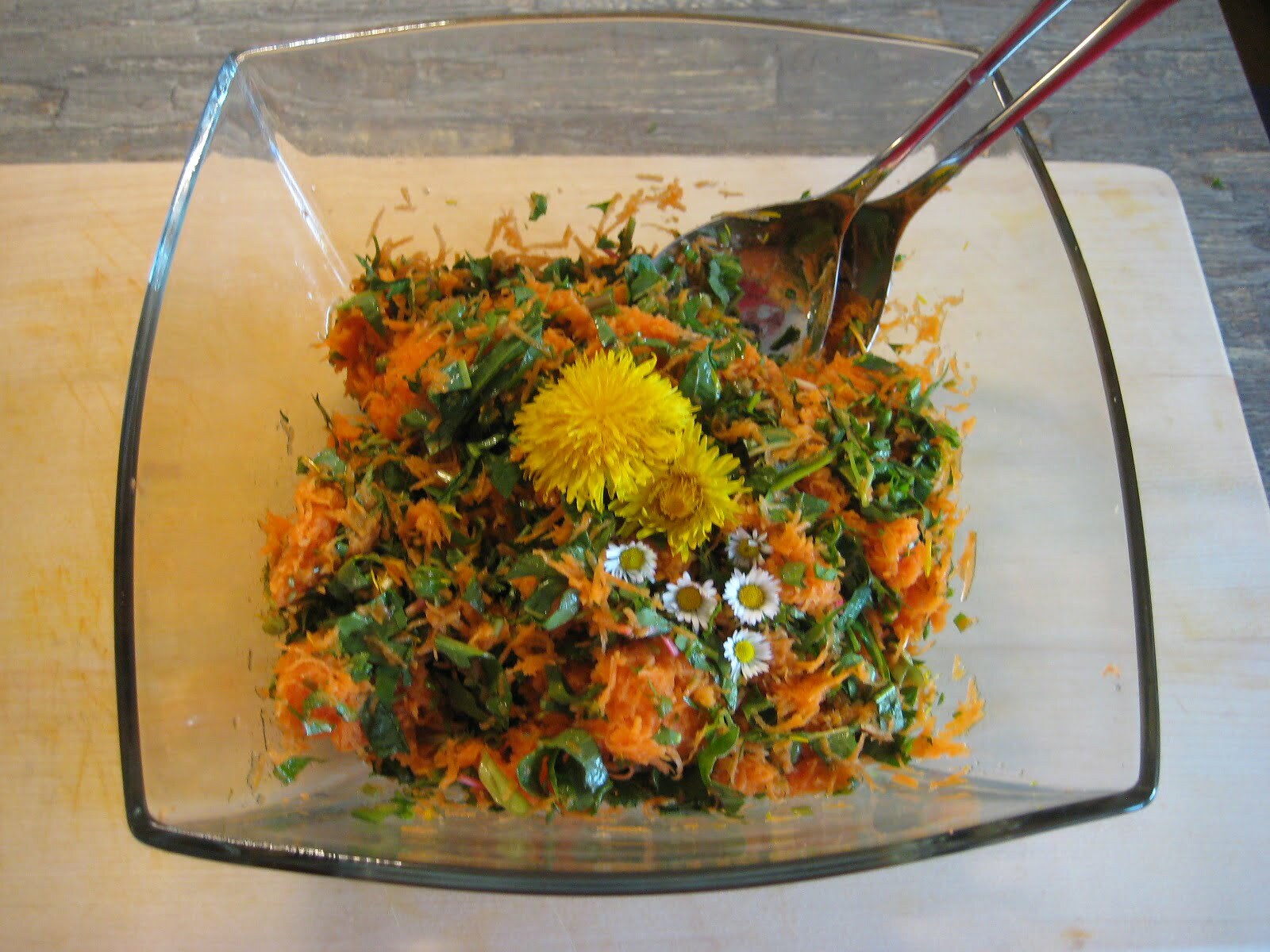 Wildkraeuter_Karottensalat_angerichtet