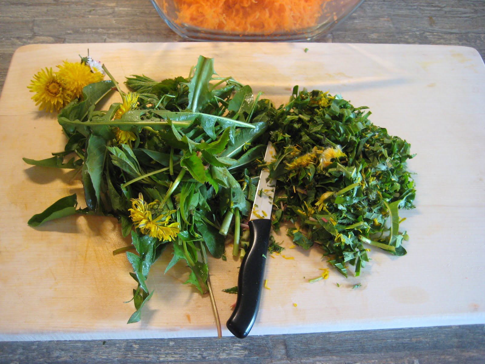 Wildkraeuter_Karottensalat_schneiden