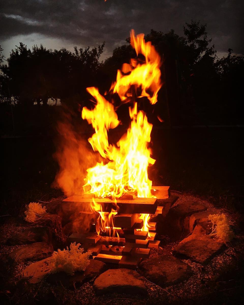 Zur Sommersonnenwende wird ein Feuer entzündet. Dieses und weitere Rituale zu den Jahreskreisfesten erklaert dir Biologin und Wildkraeuterguide Gerda Holzmann von Gruenkraft bei ihren Natur Retreats im Waldviertel.