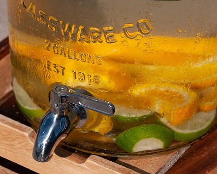 Hausmittel bei Hitze Zitronenwasser