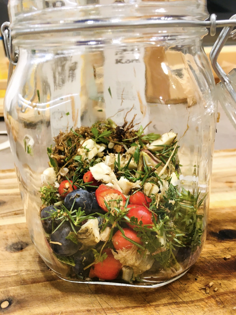 Kraeuterbitter mit heimischen Kraeutern - Kraeuterauszug Kraeuterbitter mit heimischen Kraeutern - Kraeuterauszug